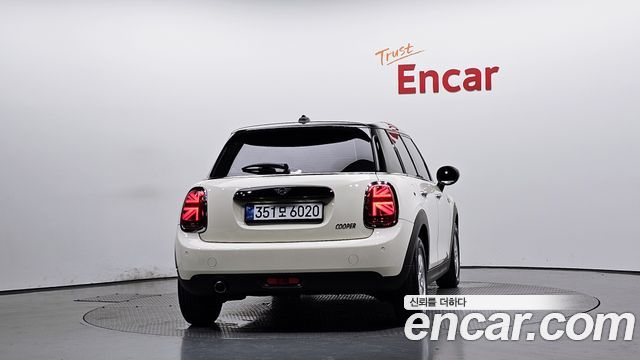 Mini Cooper 5Door Standard 3rd - фото 3