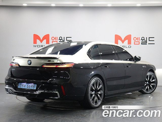 BMW i7 G70 M70 xDrive - фото 2