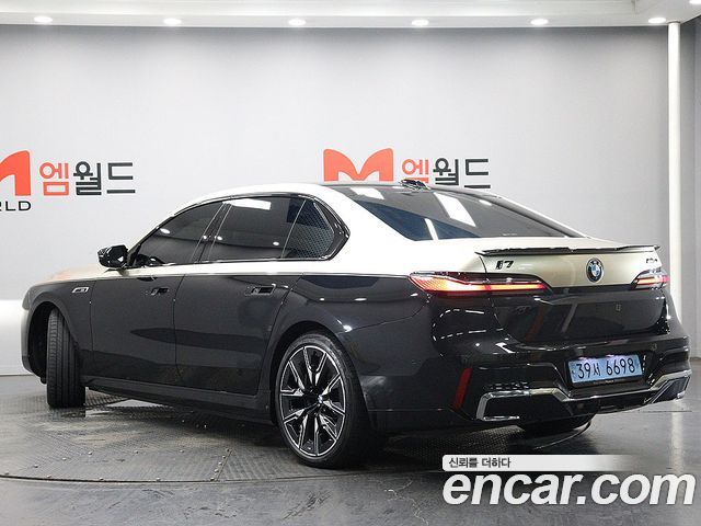 BMW i7 G70 M70 xDrive - фото 3