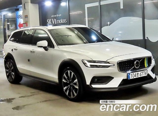 Volvo V60 Cross Country 2-го поколения B5 Ultimate AWD - фото 0