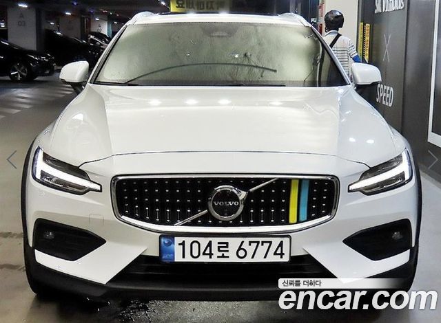 Volvo V60 Cross Country 2-го поколения B5 Ultimate AWD - фото 1