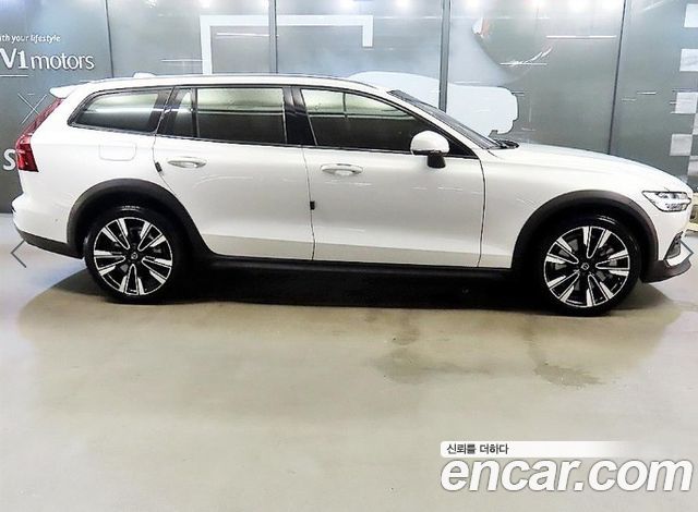 Volvo V60 Cross Country 2-го поколения B5 Ultimate AWD - фото 2