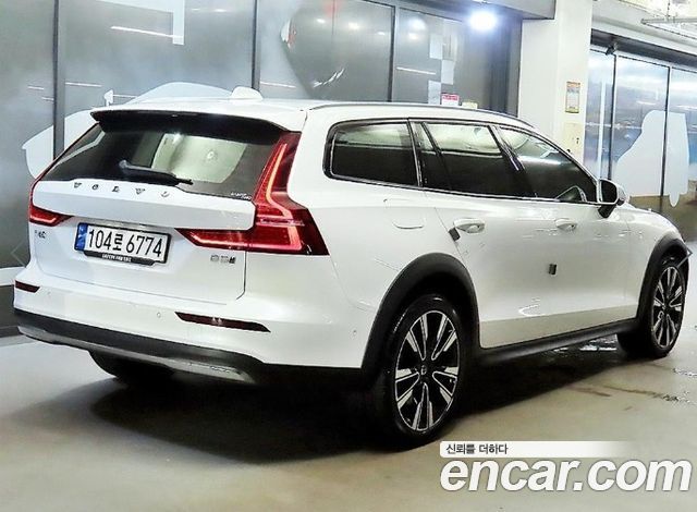 Volvo V60 Cross Country 2-го поколения B5 Ultimate AWD - фото 3