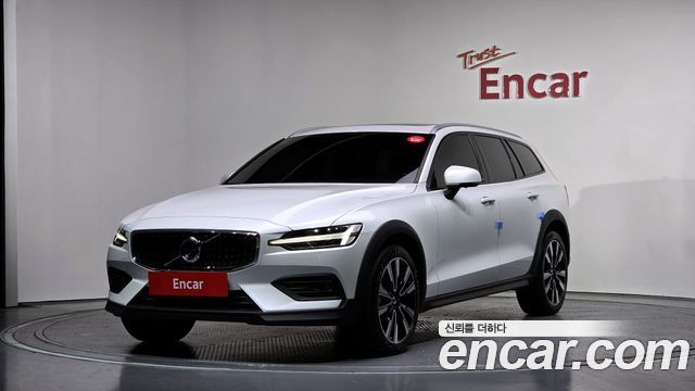 Volvo V60 Cross Country 2-го поколения B5 Pro AWD - фото 0