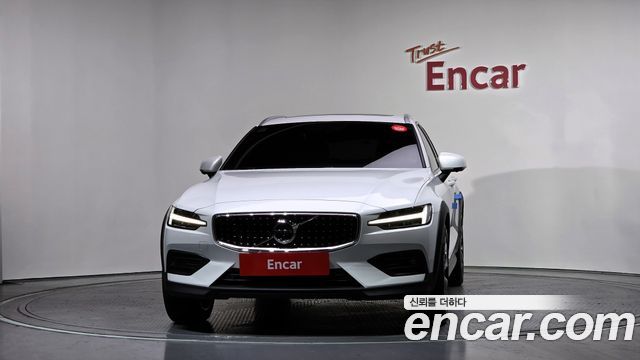 Volvo V60 Cross Country 2-го поколения B5 Pro AWD - фото 2