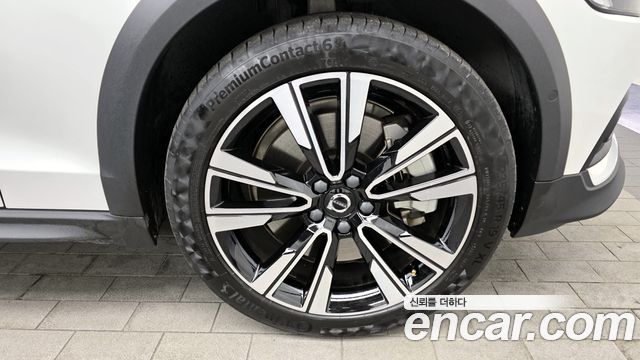 Volvo V60 Cross Country 2-го поколения B5 Pro AWD - фото 4