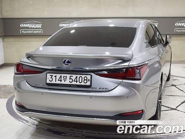 Lexus ES 300h 7-го поколения Luxury - фото 2