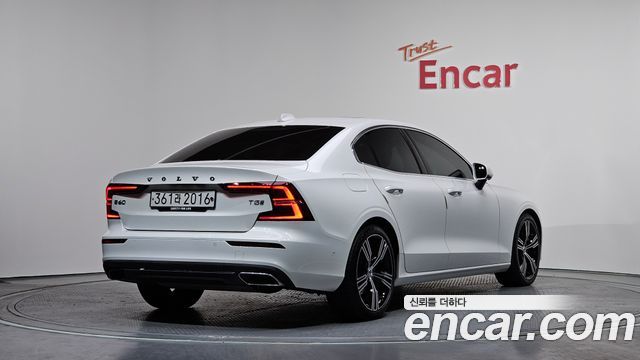 Volvo S60 3-го поколения T5 Inscroption - фото 1