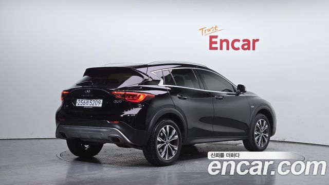 Infiniti QX30 2.0 Essential AWD - фото 1
