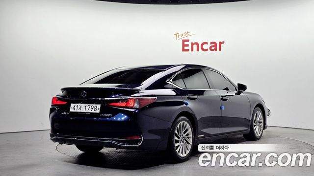 Lexus ES 300h 7-го поколения Luxury Plus - фото 1