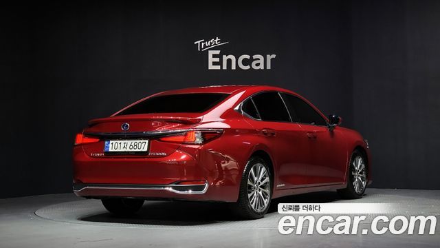 Lexus ES 300h 7-го поколения Luxury - фото 1
