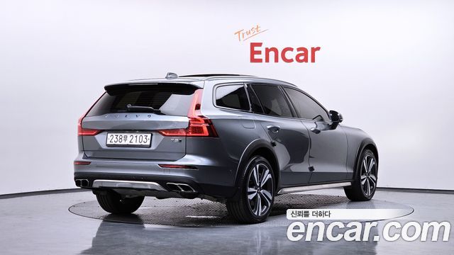 Volvo V60 Cross Country 2-го поколения T5 Pro AWD - фото 1