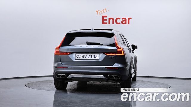 Volvo V60 Cross Country 2-го поколения T5 Pro AWD - фото 3