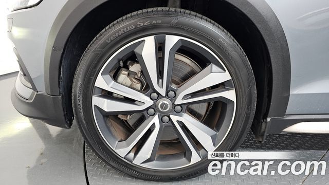 Volvo V60 Cross Country 2-го поколения T5 Pro AWD - фото 4