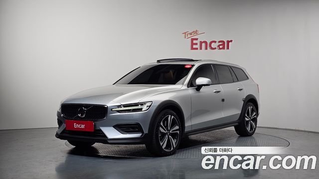 Volvo V60 Cross Country 2-го поколения B5 Pro AWD - фото 0