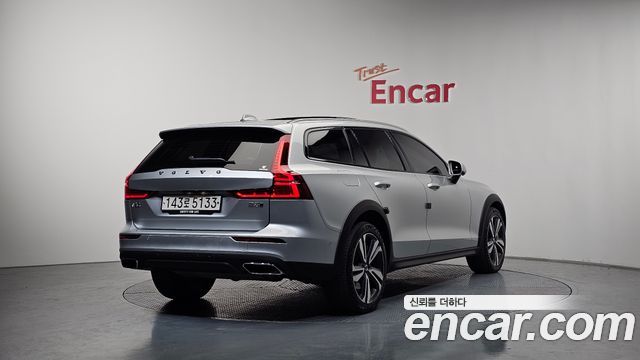 Volvo V60 Cross Country 2-го поколения B5 Pro AWD - фото 1