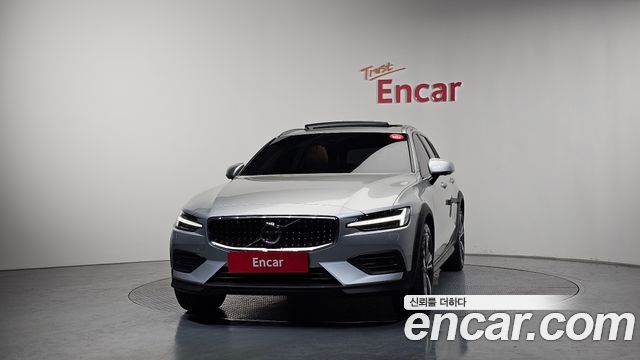 Volvo V60 Cross Country 2-го поколения B5 Pro AWD - фото 2