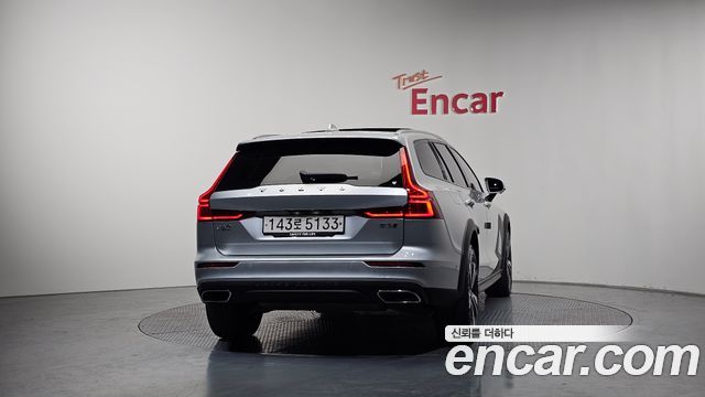 Volvo V60 Cross Country 2-го поколения B5 Pro AWD - фото 3