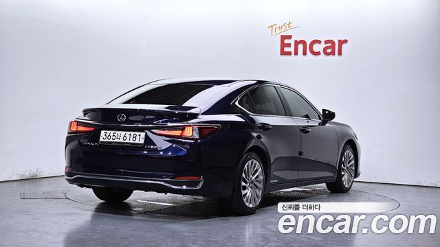 Lexus ES 300h 7-го поколения Executive - фото 1