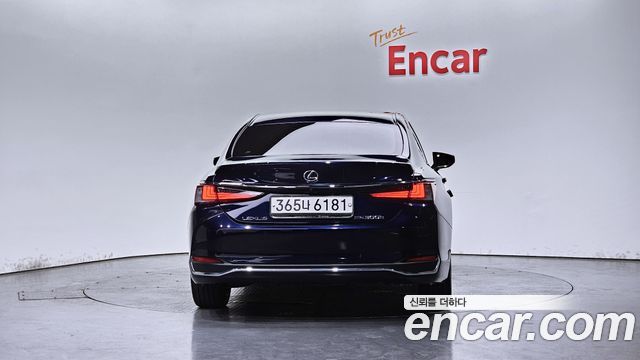 Lexus ES 300h 7-го поколения Executive - фото 3