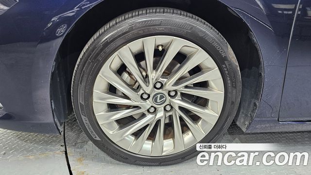 Lexus ES 300h 7-го поколения Executive - фото 4