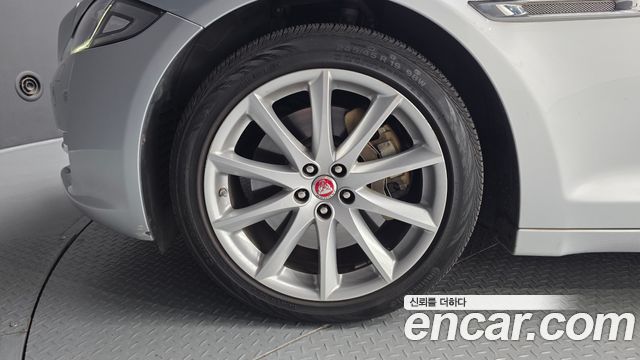 Jaguar XJ 3.0D Premium Luxury SWB X351 - фото 4