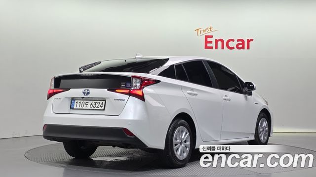 Toyota Prius 4-го поколения 1.8 - фото 1