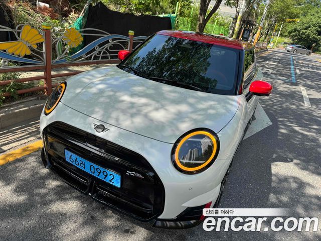 Mini Cooper Electric 4-го поколения JCW - фото 0