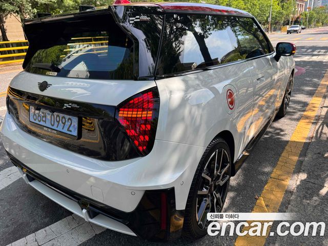 Mini Cooper Electric 4-го поколения JCW - фото 1