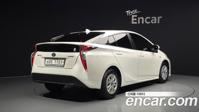 Toyota Prius 4-го поколения 1.8 E - фото 1