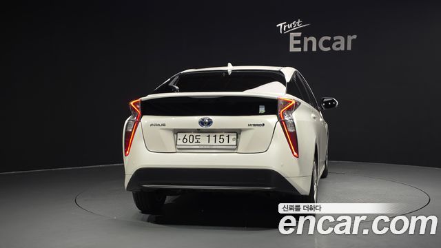 Toyota Prius 4-го поколения 1.8 E - фото 3