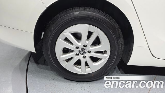 Toyota Prius 4-го поколения 1.8 E - фото 4