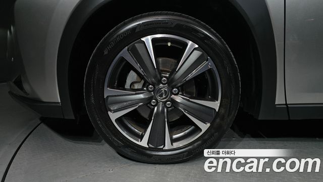 Lexus UX 250h 2.0 AWD - фото 4