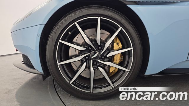 Aston Martin DB11 4.0 V8 Volante - фото 4