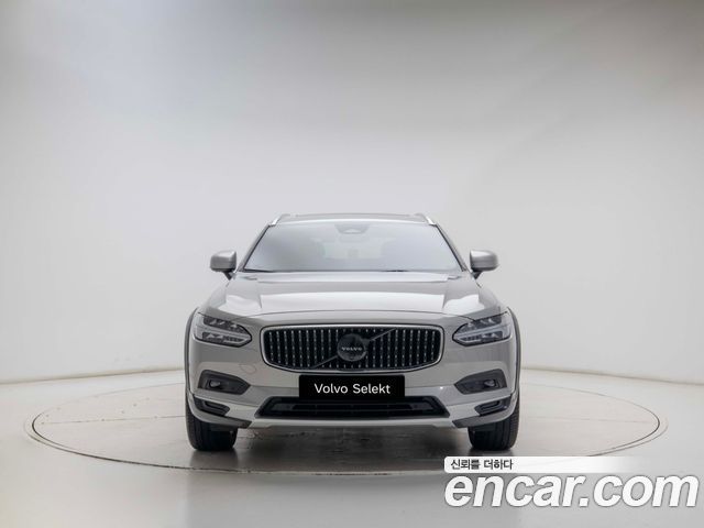 Volvo V90 Cross Country B5 Ultimate AWD - фото 1