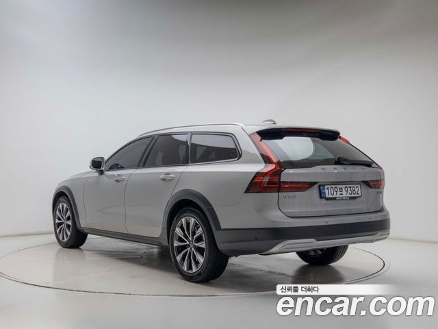 Volvo V90 Cross Country B5 Ultimate AWD - фото 3