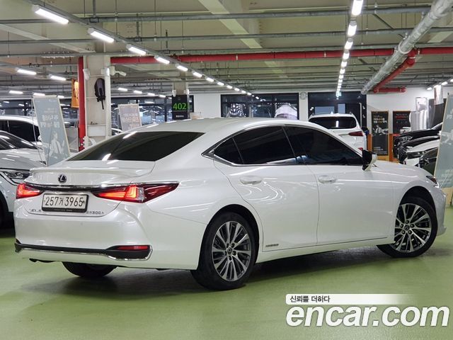 Lexus ES 300h 7-го поколения Luxury - фото 2