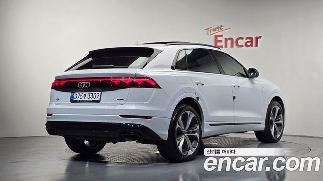 Audi Q8 55 TFSI Quattro Premium - фото 1