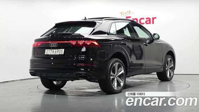Audi Q8 55 TFSI Quattro Premium - фото 1