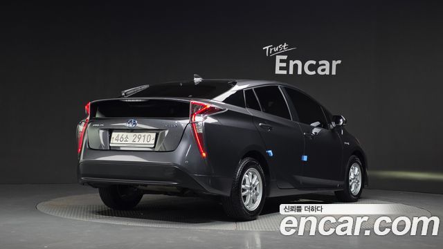 Toyota Prius 4-го поколения 1.8 E - фото 1