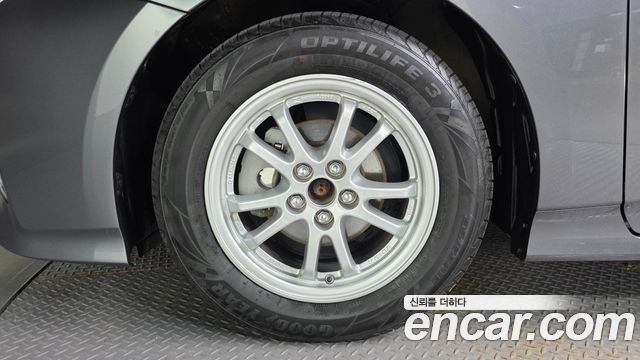 Toyota Prius 4-го поколения 1.8 E - фото 4