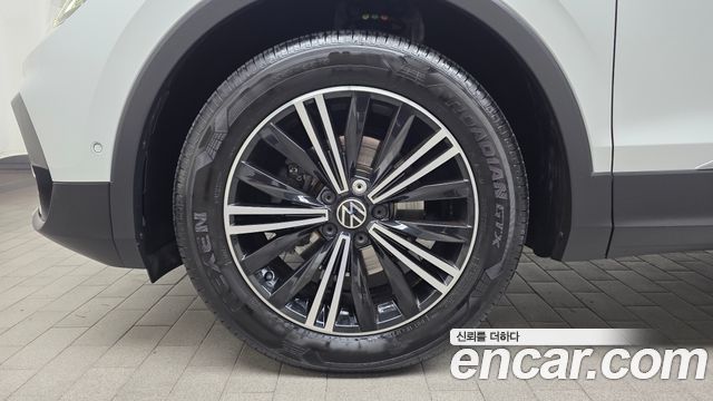 Volkswagen Tiguan 2-го поколения 2.0 TDI Premium - фото 4