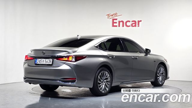Lexus ES 300h 7-го поколения Executive - фото 0