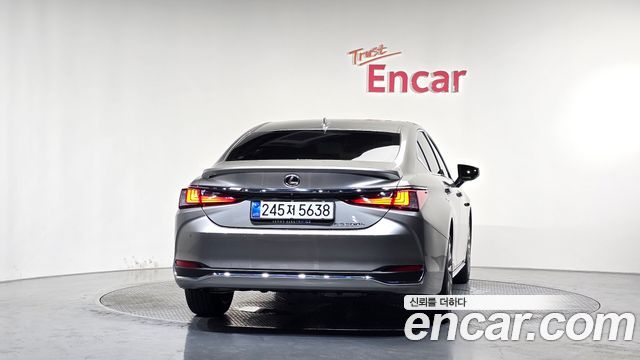 Lexus ES 300h 7-го поколения Executive - фото 2