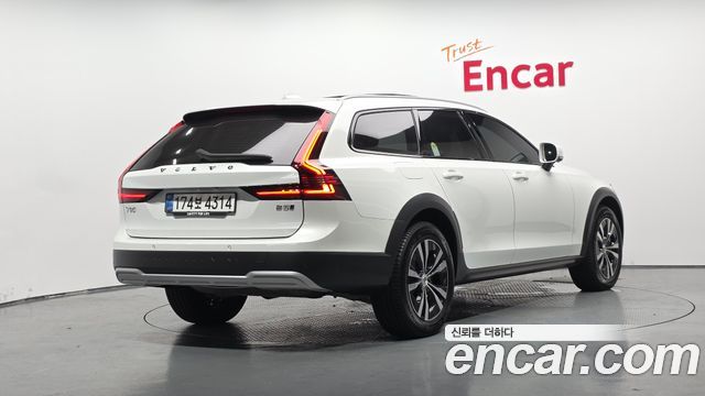 Volvo V90 Cross Country B5 Plus AWD - фото 0