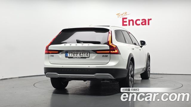 Volvo V90 Cross Country B5 Plus AWD - фото 2