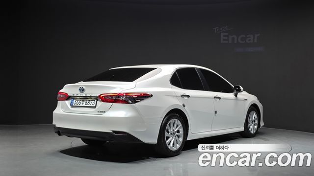 Toyota Camry XV70 2.5 LE Hybrid - фото 1