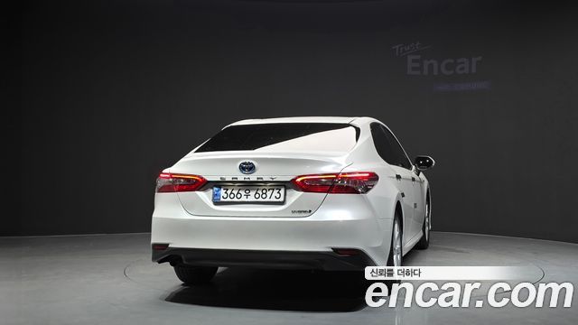 Toyota Camry XV70 2.5 LE Hybrid - фото 3