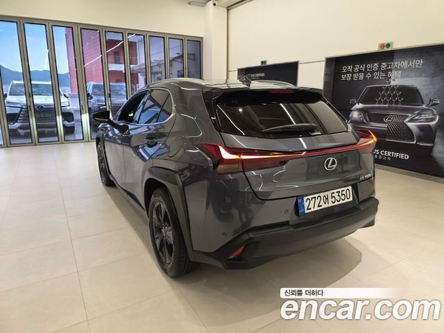 Lexus UX 300h 2.0 2WD - фото 1