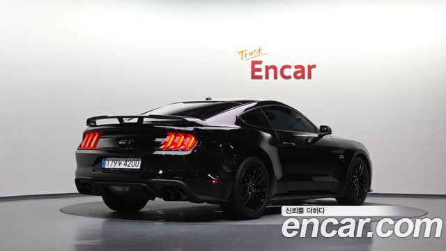 Ford Mustang GT Coupe - фото 1